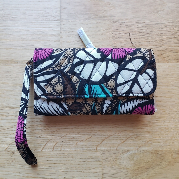 Vera Bradley Handbags - NWT Vera Bradley Smartphone Wrislet iPhone 6
